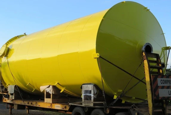 Tanque horizontal pintado de amarelo sobre carreta