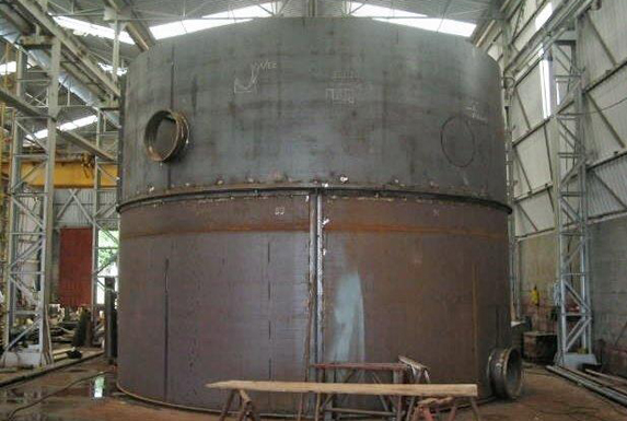 Tanque vertical em montagem dentro do galpão