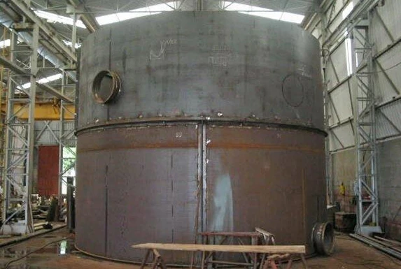 Tanque vertical em montagem dentro do galpão